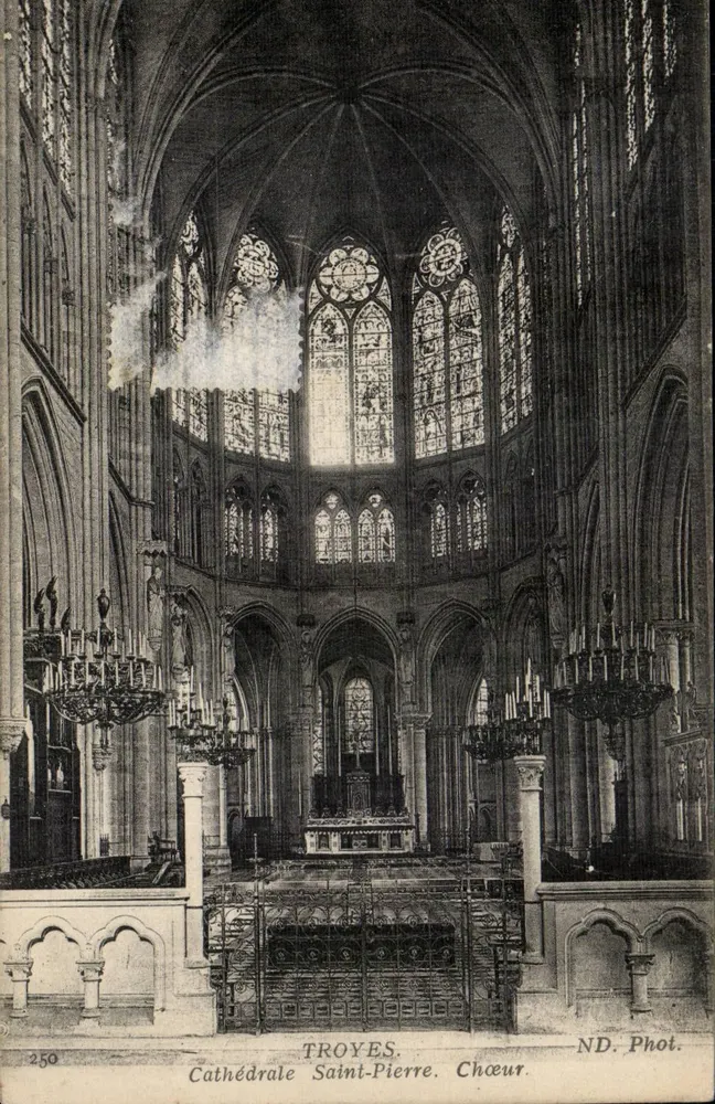 Troyes — Catedral de São Pedro. Cúpula — ND. Fot. - Frente