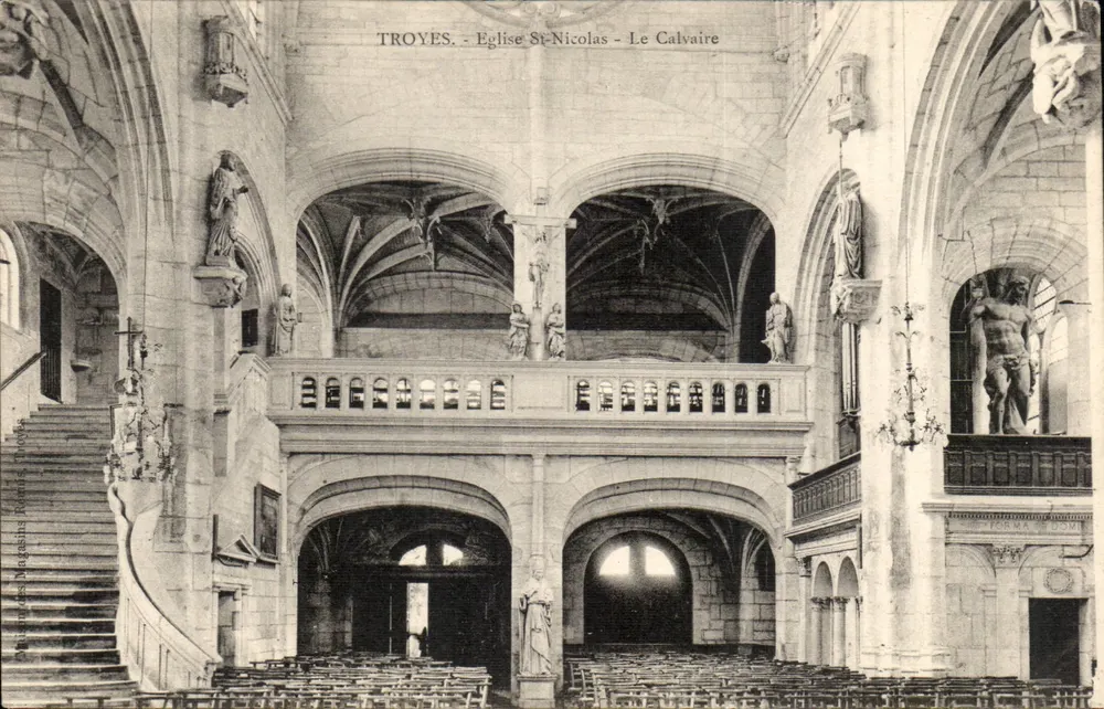 Troyes - Igreja de São Nicolau - O Calvário - Frente