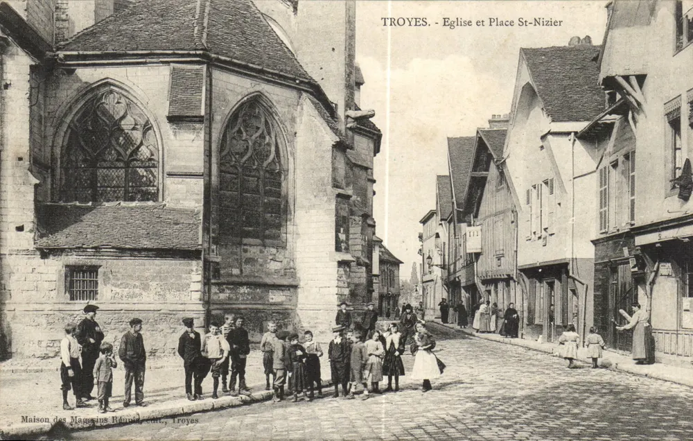 Troyes - Kirche und Place St-Nizier — Maison des Magasins Réauil, Troyes - Vorderseite