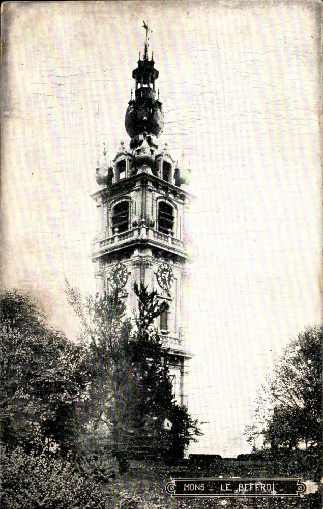 Mons - Der Glockenturm — Ansicht des Glockenturms mit Inschrift unten - Vorderseite