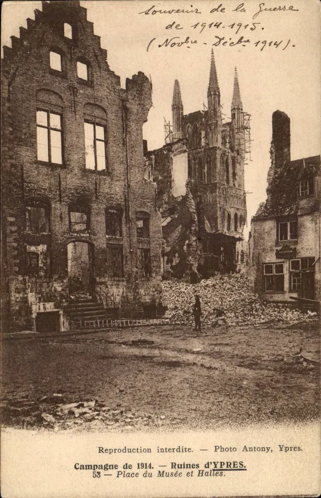 Ruinen von Ypres — Museumplatz und Haltestellen — Foto Antony, Ypres. 53 - Vorderseite