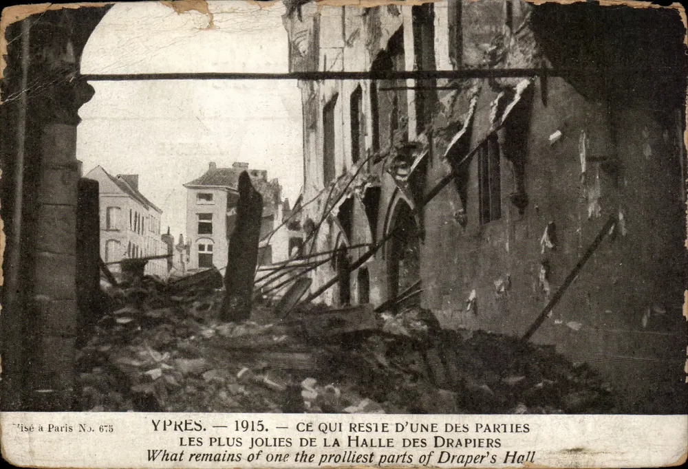 Ypres — 1915 — Was von einem der schönsten Teile der Drapers' Hall übrig bleibt — Verlag Paris No. 675 - Vorderseite