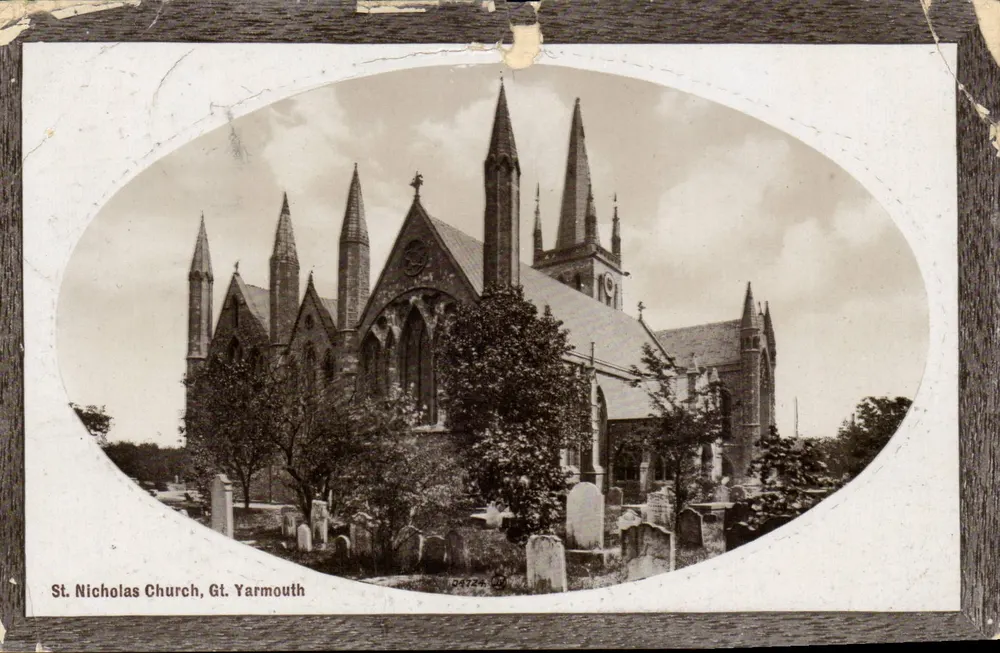 St. Nicholas Kirche, Great Yarmouth — Ansicht der Kirche und des Friedhofs — unbekannter Verlag, Nr. 04724 - Vorderseite