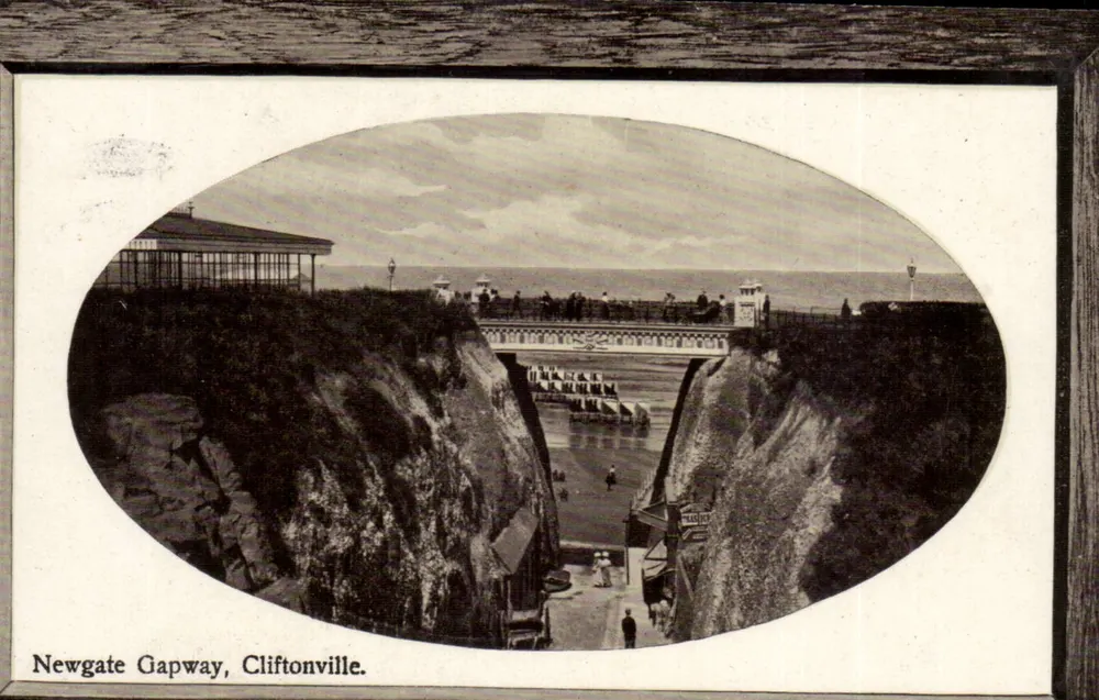 Newgate Gapway, Cliftonville — Panoramablick über eine Brücke über einen Küstenkanal — Verlag nicht identifiziert - Vorderseite