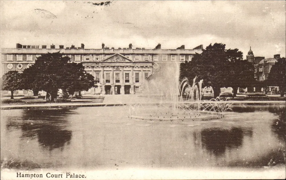 Hampton Court Palace — Blick auf den Garten mit Fontäne — Verlag Selfridge & Co. Ltd. - Vorderseite