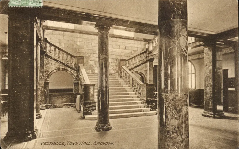 Vestibule, Rathaus, Croydon — Innenansicht mit Treppen und Marmorsäulen — unbekannter Verleger - Vorderseite