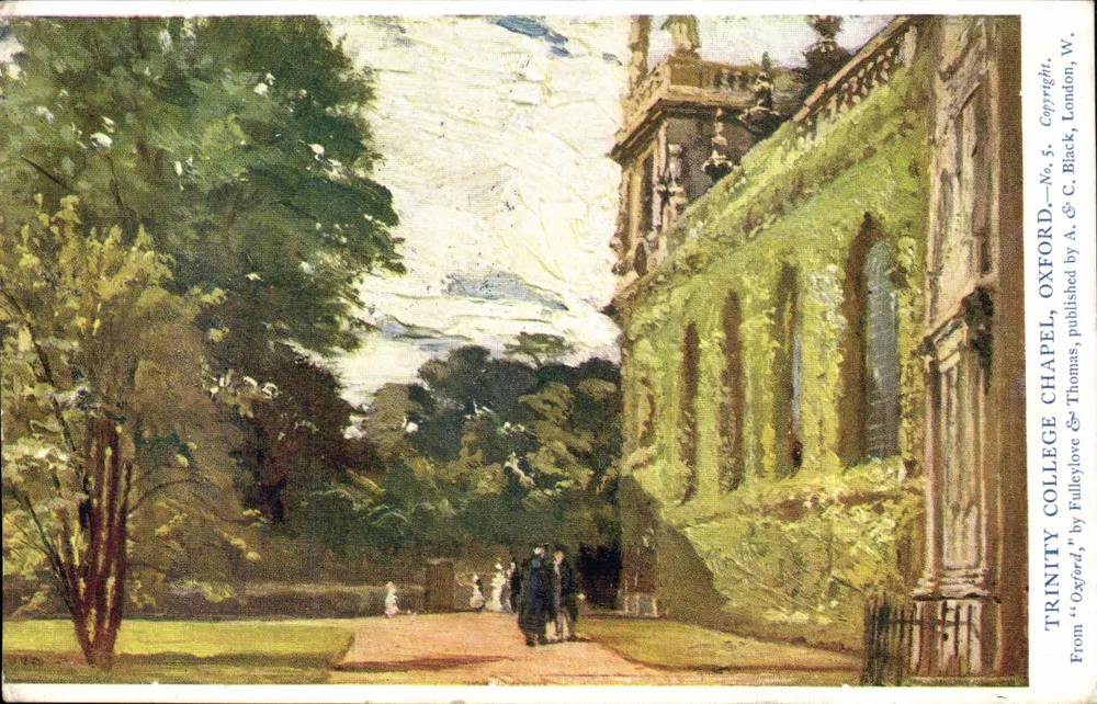 Trinity College Chapel, Oxford — Ansicht des Gebäudes, das von Efeu überwuchert ist, mit Weg und Bäumen — aus « Oxford » von A. & C. Black, n°5 - Vorderseite