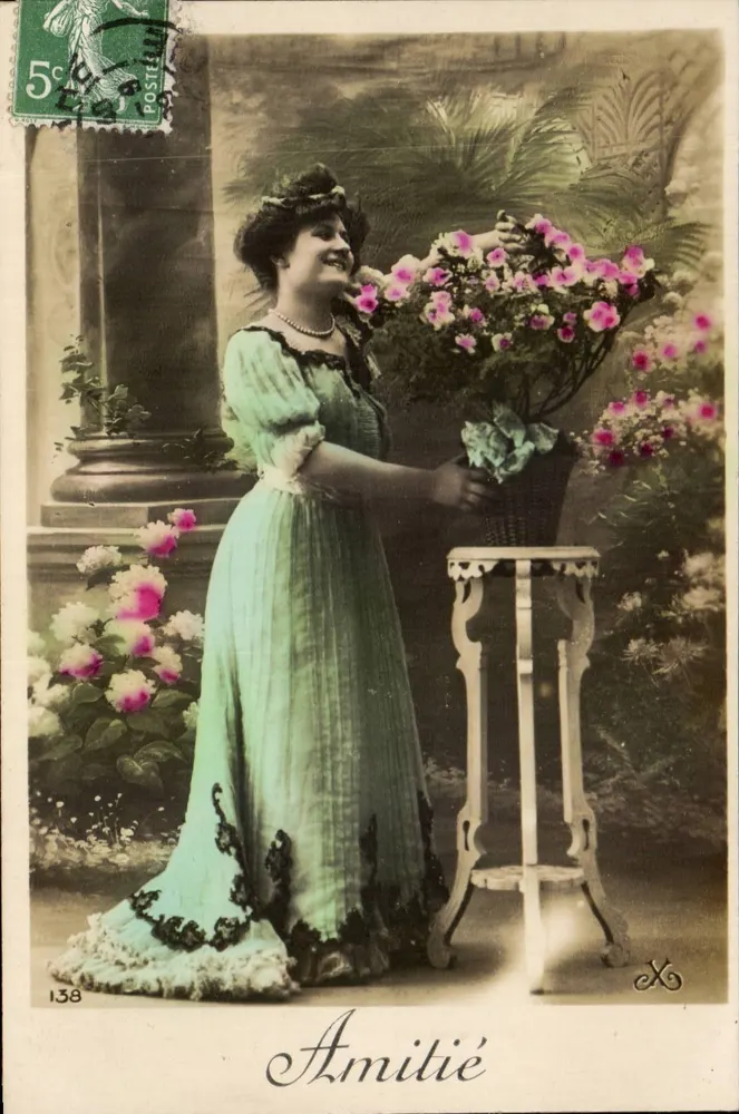 Frau in grünem Kleid mit Blumenkorb — Freundschaft — Post restante an Mouffy, Yonne, Verlag Post restante - Vorderseite
