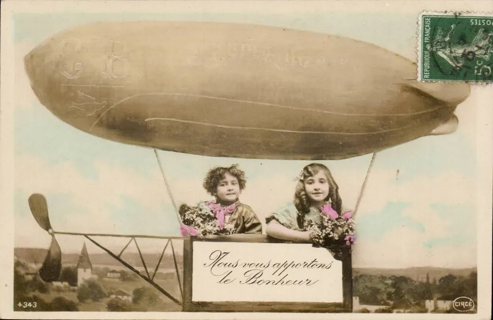 Zwei junge Mädchen in einem Luftballon — 'Wir bringen Ihnen Glück' — Zirkus - Vorderseite