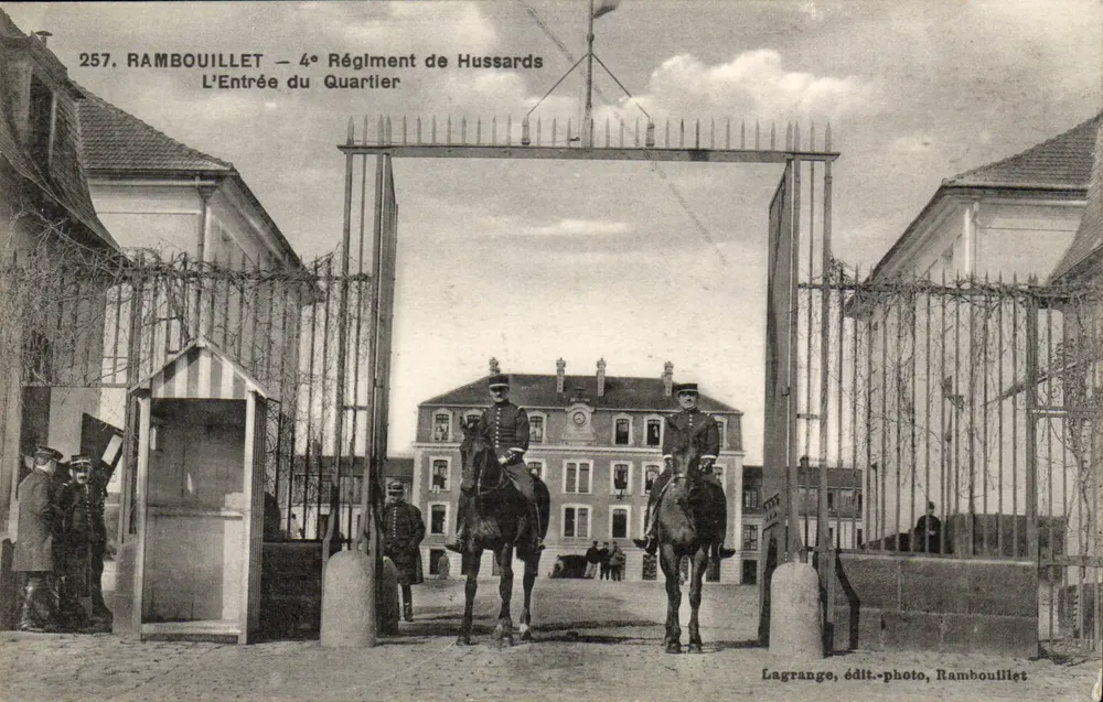 Rambouillet — 4. Husaren-Regiment — Der Eingang zum Quartier - Vorderseite