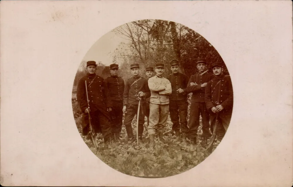 Gruppe von Soldaten — kreisförmiges Foto — unbekannter Verleger - Vorderseite