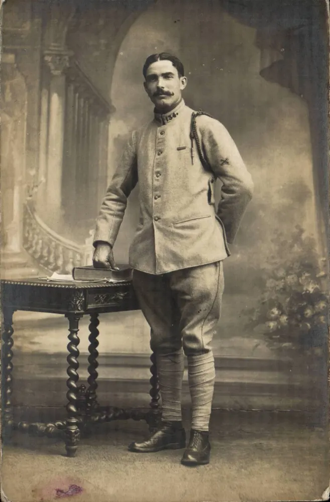 Soldado em uniforme — estúdio fotográfico — sem editor e número visíveis - Frente