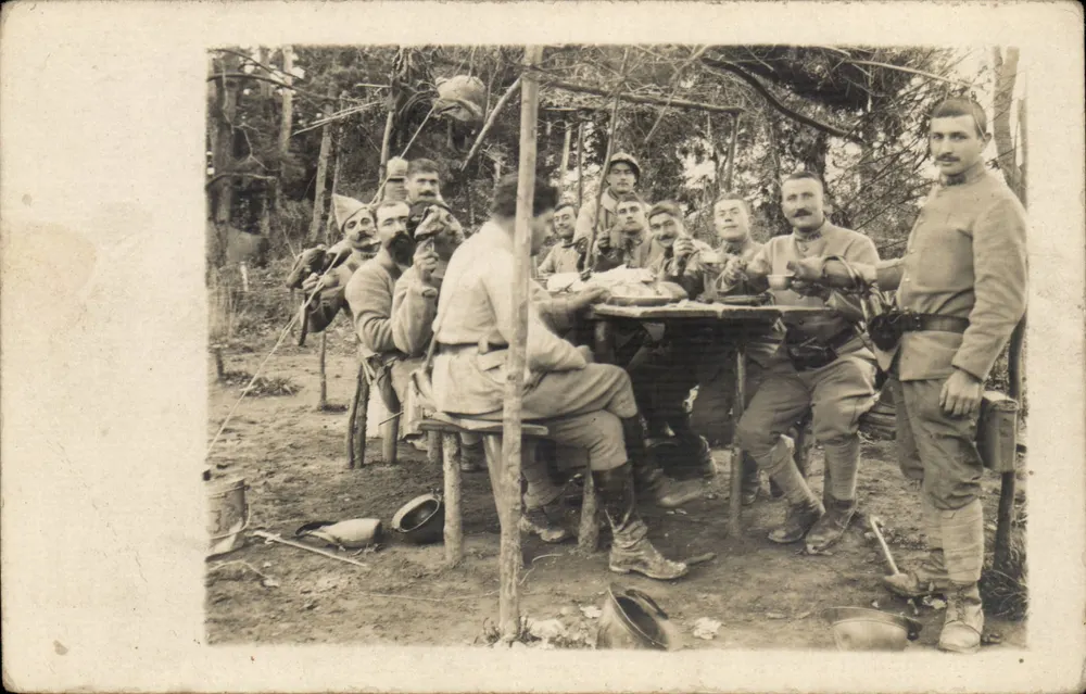 Soldaten beim Essenspause — Lagerbild — Verlag nicht sichtbar - Vorderseite
