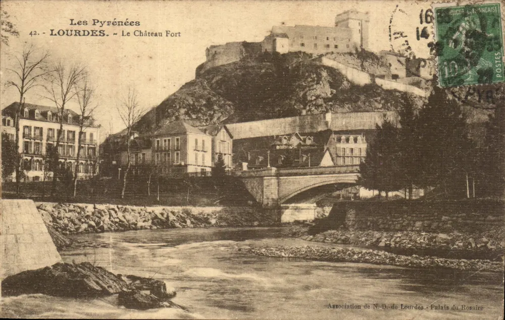 Lourdes — O Castelo Forte — Associação N.-D. de Lourdes : Palácio do Rosário - Frente