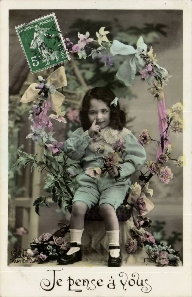Kleine Mädchen sitzend — Blumenmuster — Verlag Paris - Vorderseite