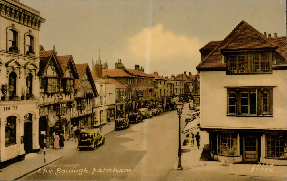 The Borough, Farnham — Straßenszene mit Gebäuden und Autos — Verlag Frith & Co. Ltd., Nr. 87792 - Vorderseite
