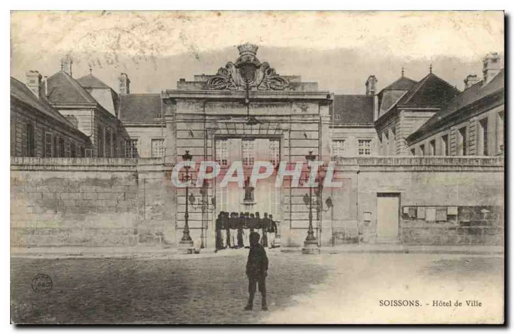 Soissons - Hotel de Ville — vista da entrada principal com grupo de soldados e criança no primeiro plano - Frente