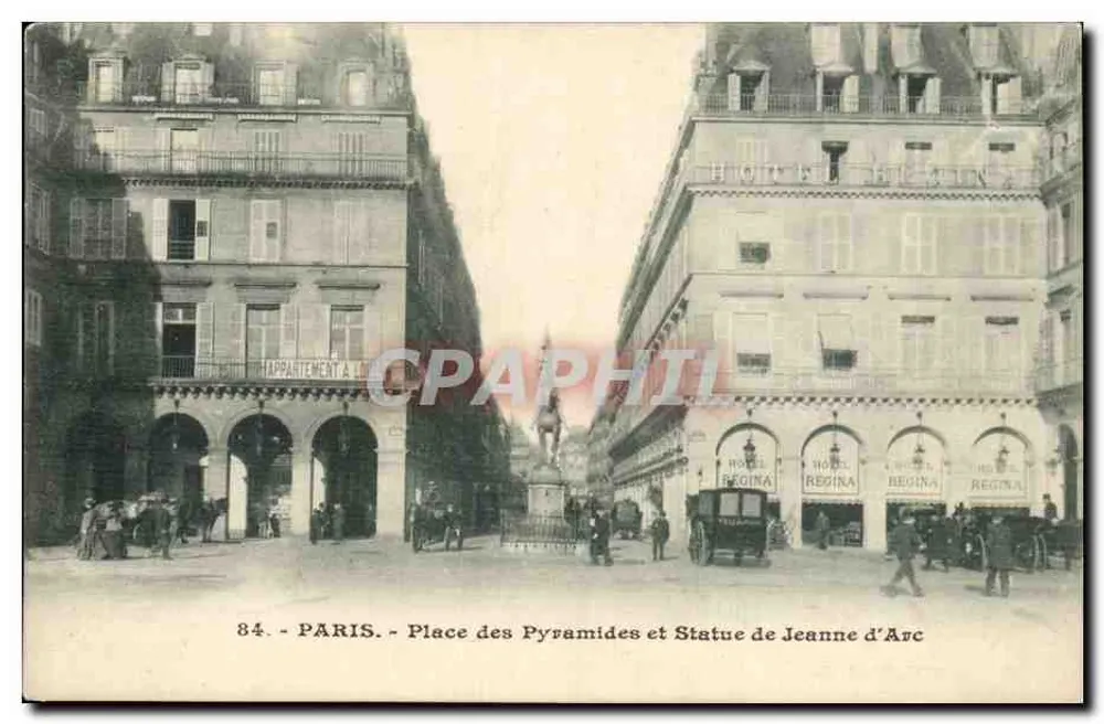 Paris - Place des Pyramides e Estátua de Joana d'Arc — Hôtel Regina - Frente