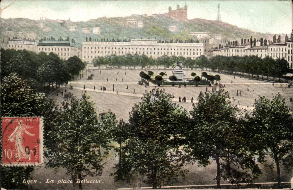 Lyon. A place Bellecour — vista panorâmica com monumento central — editor L.V. & Cie, n°3 - Frente