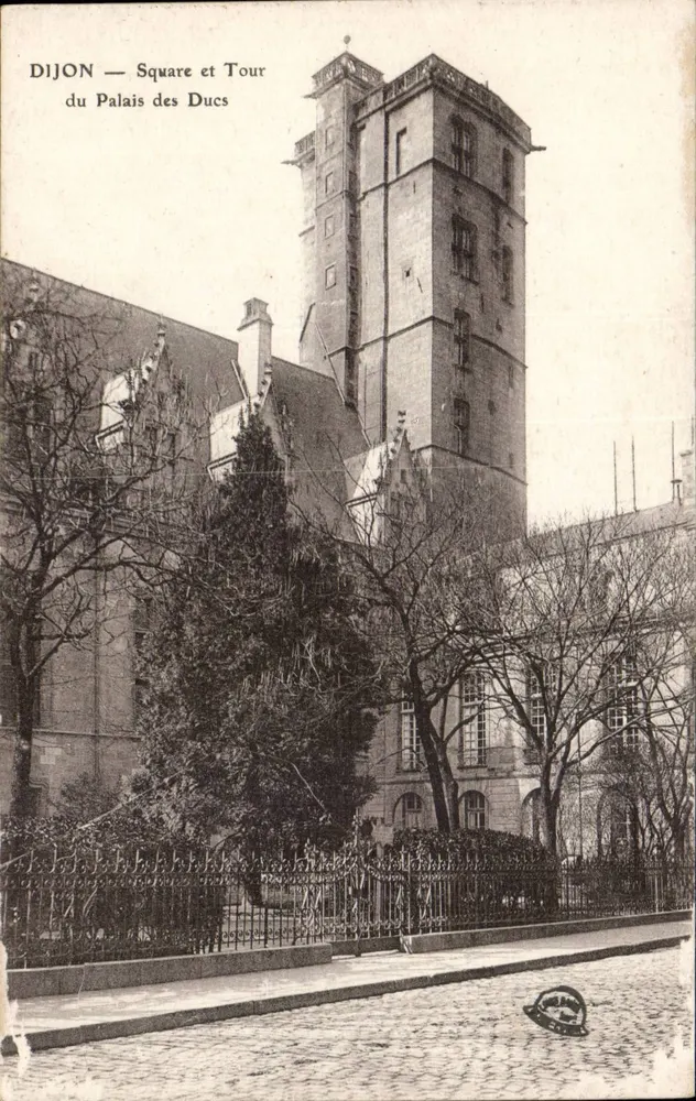Dijon — Square e Torre do Palácio dos Duques - Frente