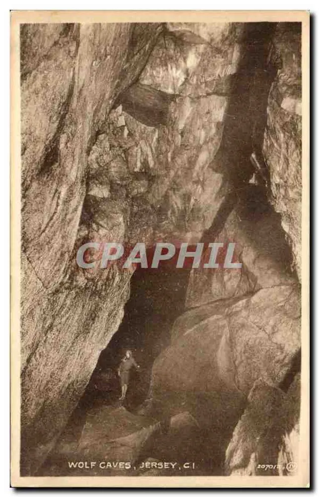 Wolf-Höhlen, Jersey, CI — Innenansicht der Höhle mit einem Besucher — Serie CI Nr. 207015 - Vorderseite