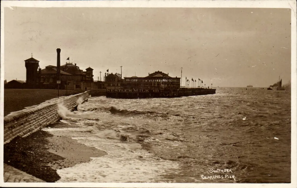 Southsea Clarence Pier — Blick vom Kai mit dem Gebäude Nestlé's Milk — Verlag unbekannt - Vorderseite