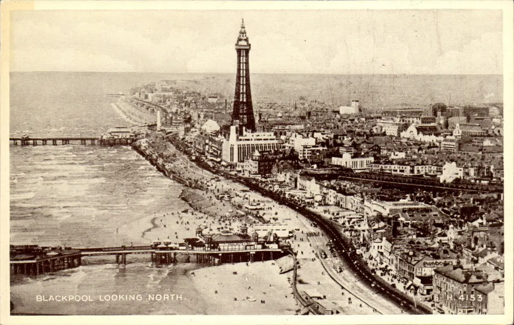 Blackpool Olhando para o Norte — Torre de Blackpool, promenade e praia — Carte Postale Valentine's, n° 4153 - Frente