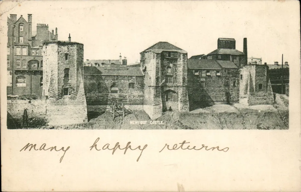 Newport Castle — Blick auf die Türme und Gebäude — Newport Castle postcard - Vorderseite