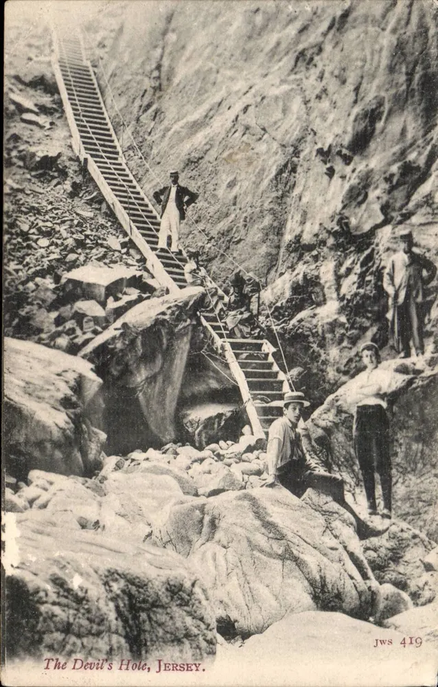 The Devil's Hole, Jersey — escada suspensa em um cânion rochoso — JWS 419 - Frente