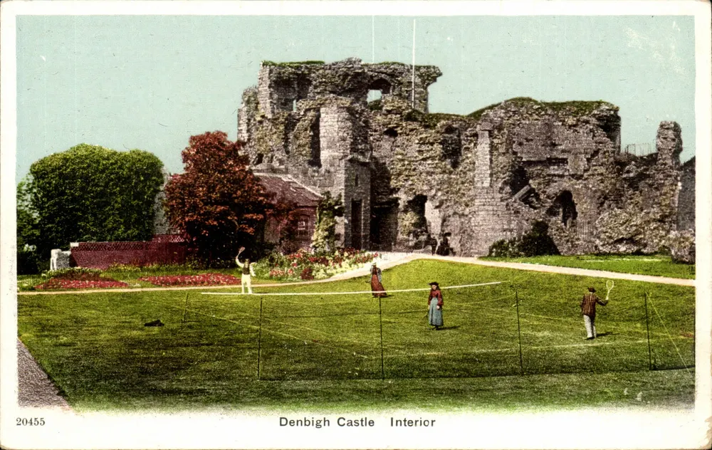 Denbigh Castle Interior — Ansicht von Ruinen mit Tennis-Spiel — unbekannter Verlag, Nr. 20455 - Vorderseite
