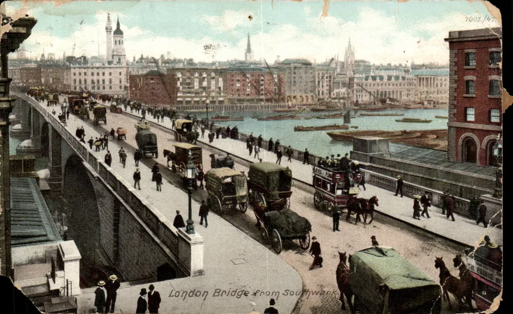 London Bridge von Southwark — lebendige Ansicht mit Fahrzeugen und Fußgängern — anonymer Verlag, n° 7001/47 - Vorderseite