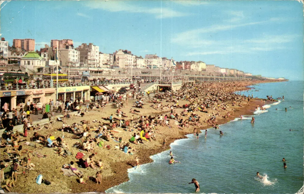 Brighton — praia lotada — COLOURMASTER INTERNATIONAL PT3584 - Frente