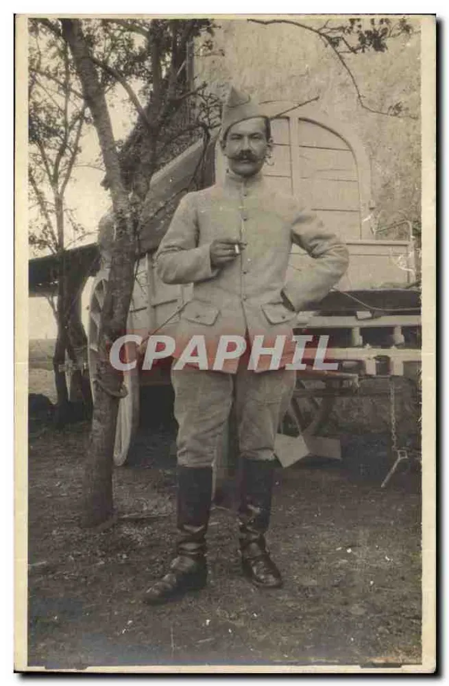 Soldado em uniforme — posando diante de um veículo — cartão postal romeno - Frente