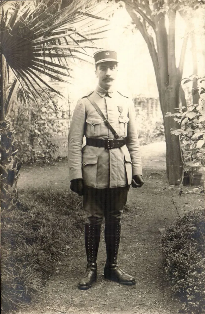 Soldaat in uniform — tuin met palmboom - Voorkant