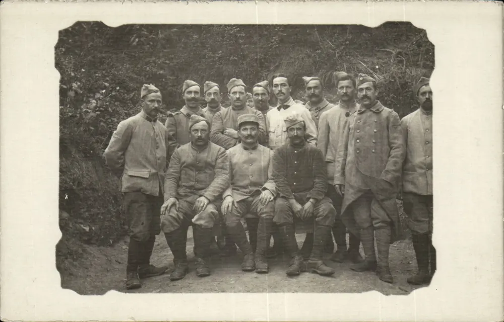 Gruppe von Soldaten — Zeitraum 1914-1918 — kein Verlag oder Seriennummer sichtbar - Vorderseite