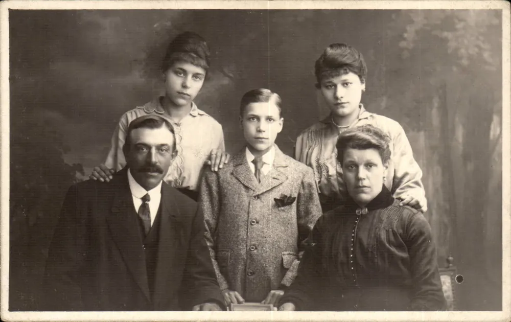 Familie — Portraitstudio — Atelier J. De Jong, Antwerpen - Vorderseite