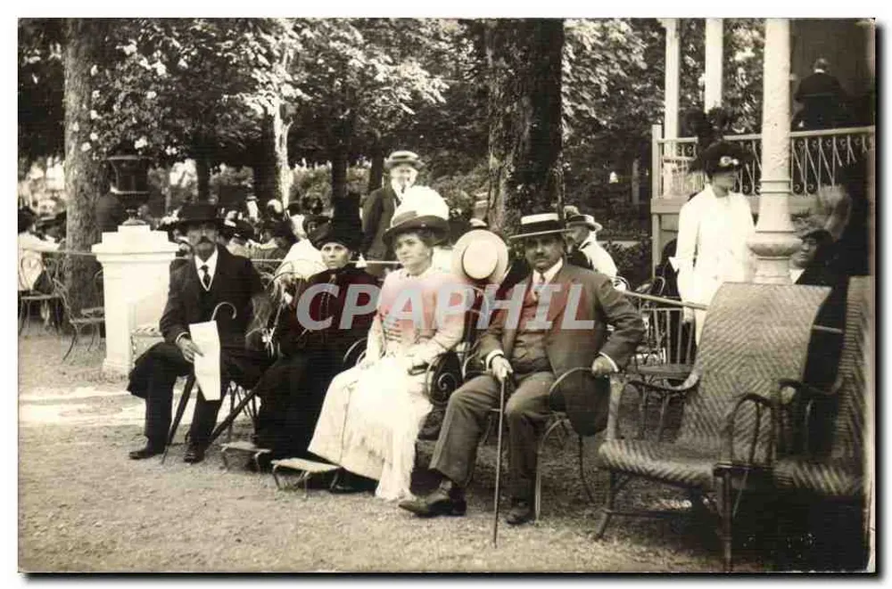 Grupo de personas en traje de la época en un parque — editor desconocido, número de serie no visible - Anverso