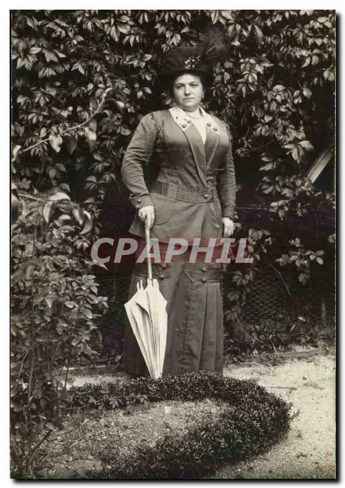 Frau im historischen Kleid — Garten - Vorderseite