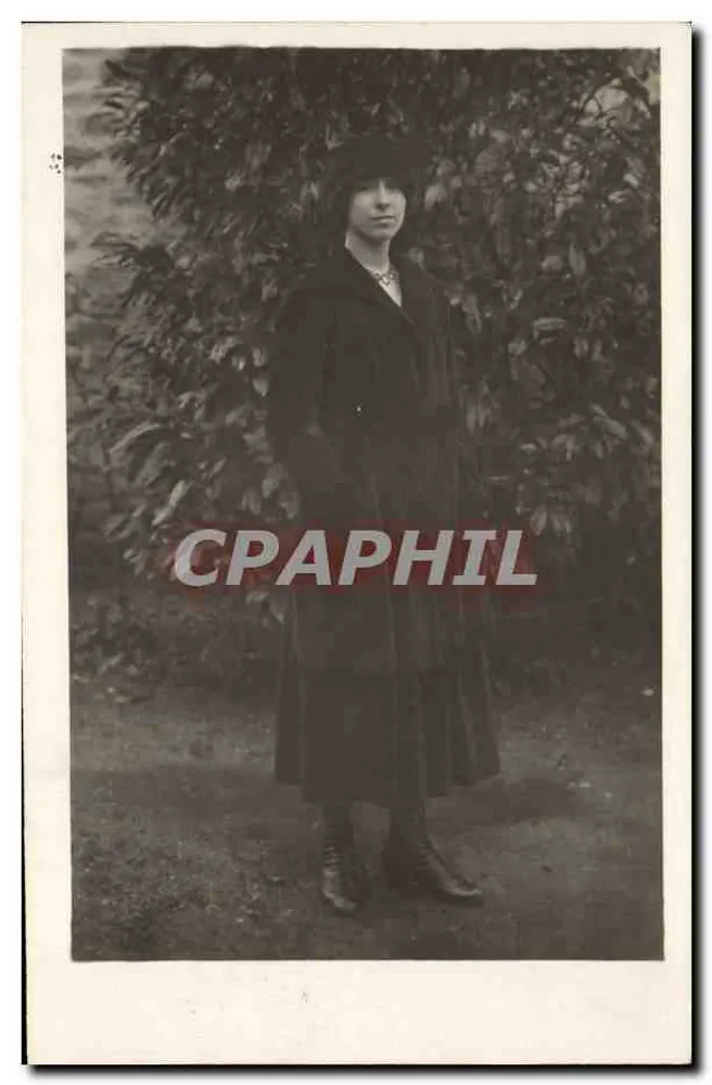 Jovem mulher com casaco — diante de uma árvore — Carta postal italiana - Frente