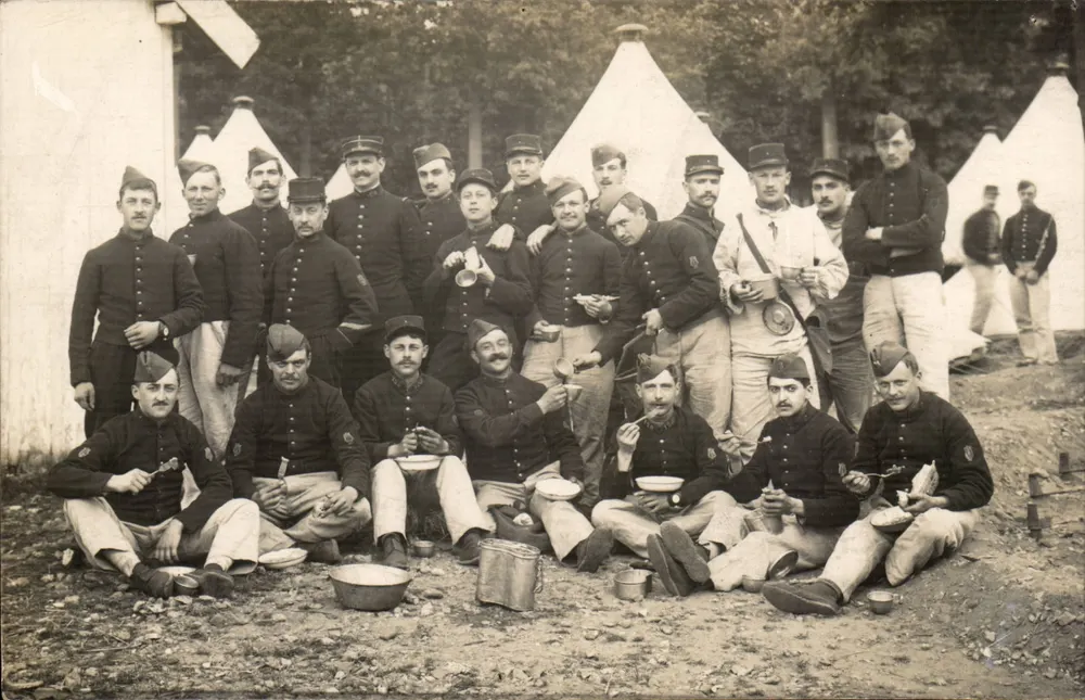 Soldaten in het kamp — Maaltijd in het open veld — Serie-nummer niet zichtbaar - Voorkant