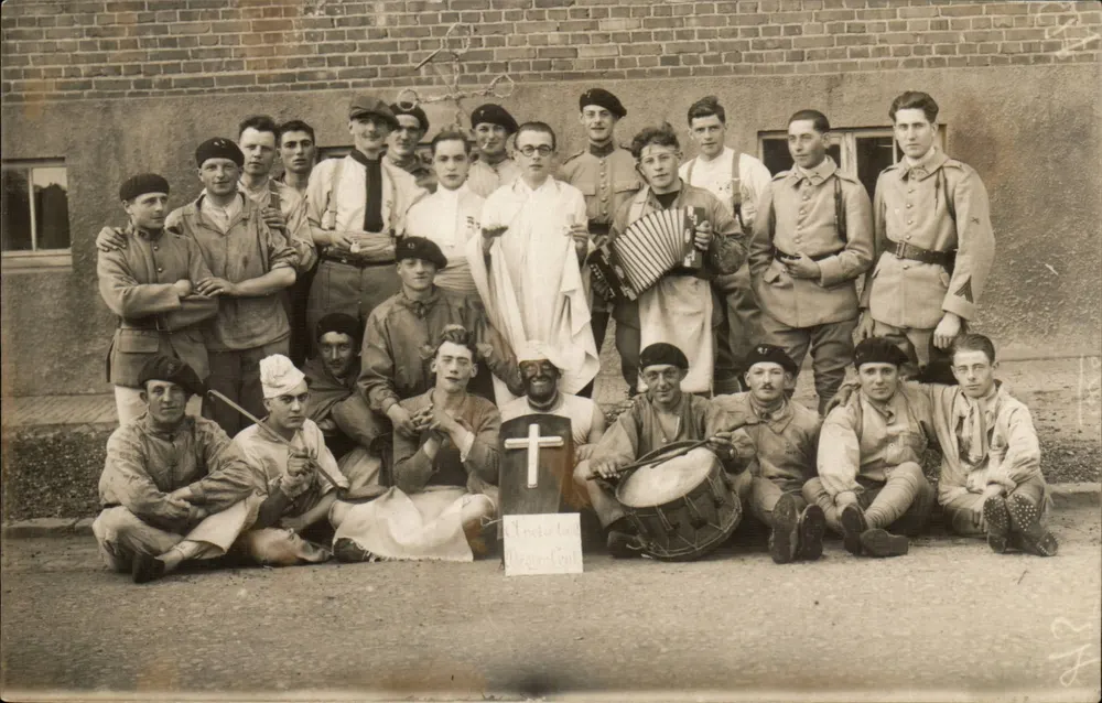 Clerckaton (Noyon-Gaul) — Gruppe Soldaten und Priester — unbekannter Verleger, Seriennummer nicht sichtbar - Vorderseite