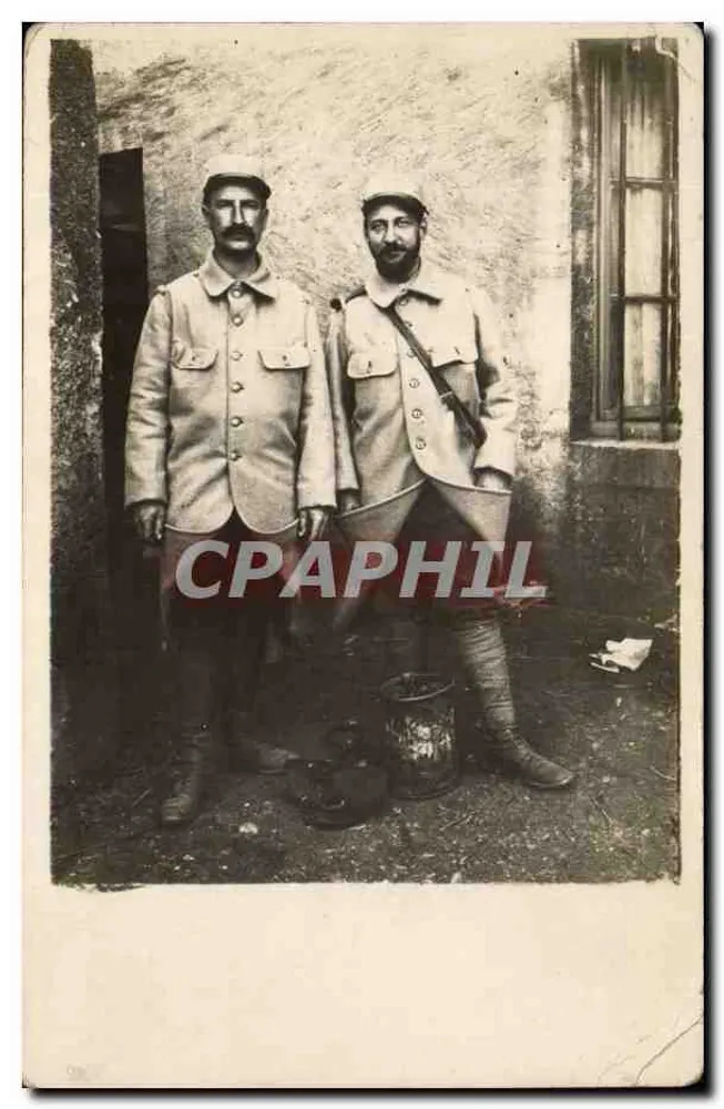 Dos soldados en uniforme — pose frente a un muro — editor desconocido, número de serie no visible - Anverso