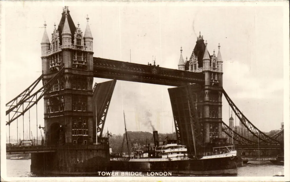 Tower Bridge, Londres — vista com barco — editor não visível - Frente
