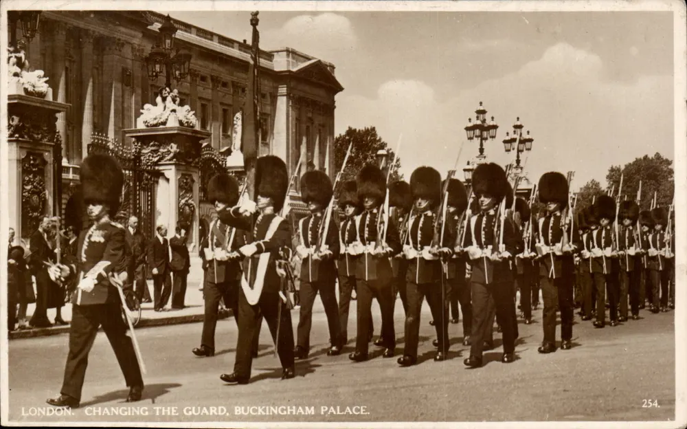 LONDON. CHANGING THE GUARD, BUCKINGHAM PALACE. — 254. - Vorderseite