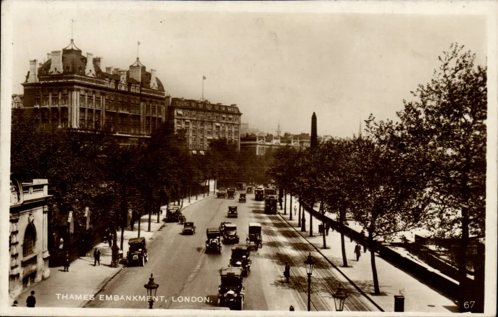 Thames Embankment, London — Ansicht der Promenade und Autos — Serie 67 - Vorderseite