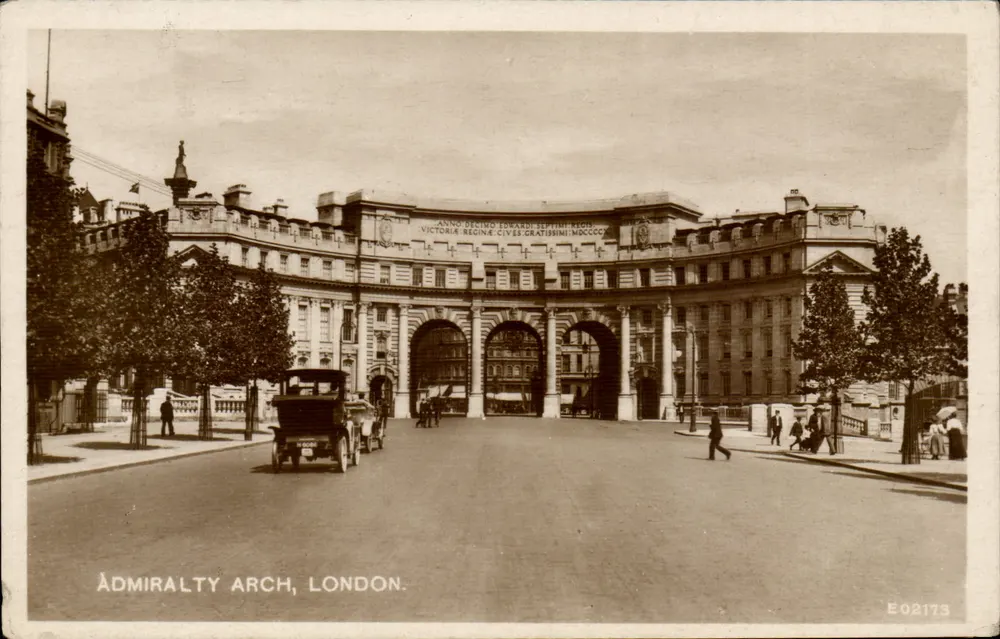 Admiralty Arch, Londres — vista da arco com inscrição comemorativa — editor desconhecido, n° de série E02173 - Frente