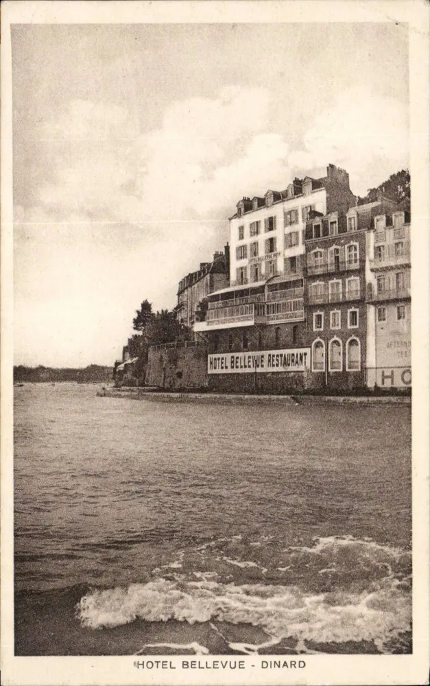 Hotel Bellevue - Dinard — vista do porto com edifício na falésia - Frente