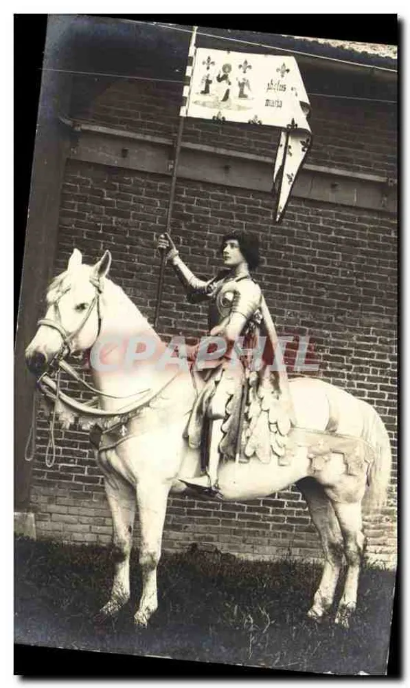 Cavaleiro em armadura — a cavalo diante de um muro de tijolos — editor não identificado - Frente