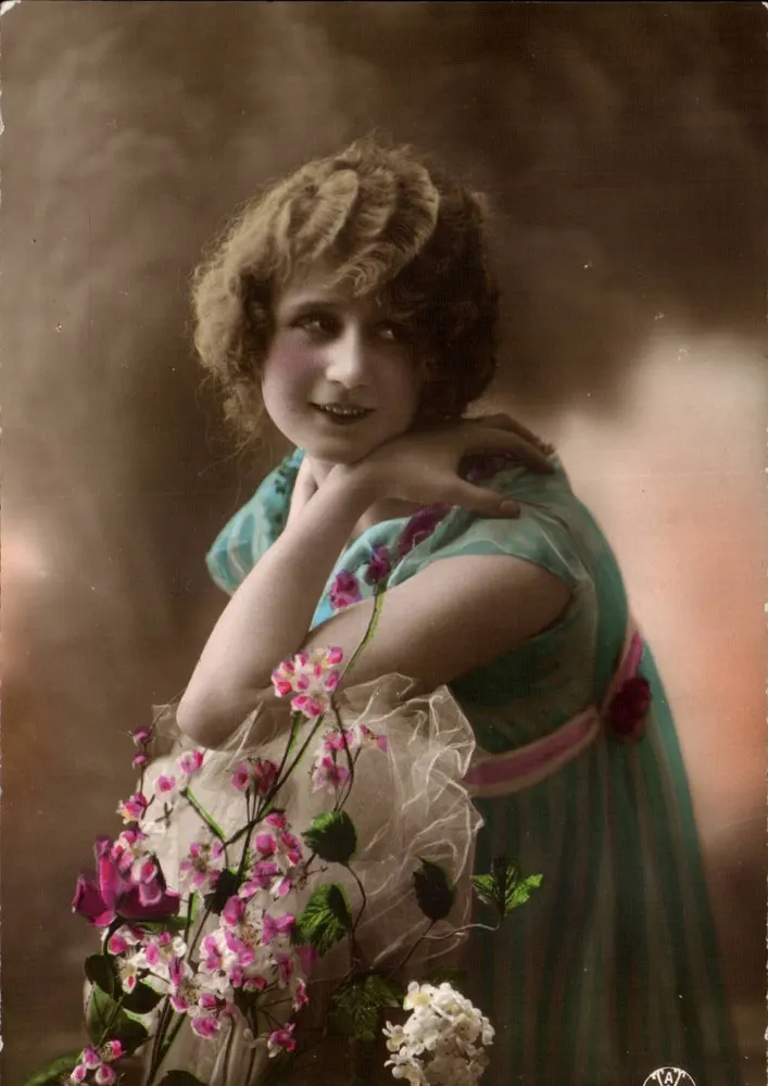 Junge Frau in einem blauen Kleid — mit Blumenstrauß — Verleger T.A.T. Nr. 147 - Vorderseite
