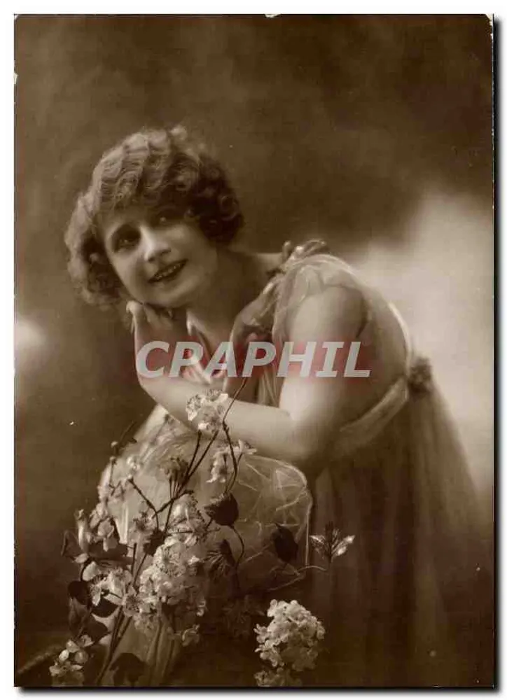 Frau in leichtem Kleid mit Blumenstrauß — Studioaufnahme - Vorderseite